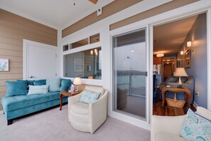 TV, books - Resort Amenities & Beach Access: Huddleston Condo (Huddleston)