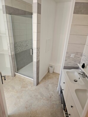 Douche, séchoir à cheveux, serviettes fournies, papier de toilette