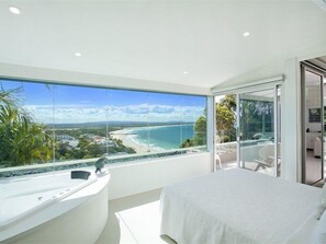 Een bureau, een laptopwerkplek, een strijkplank/strijkijzer, gratis wifi