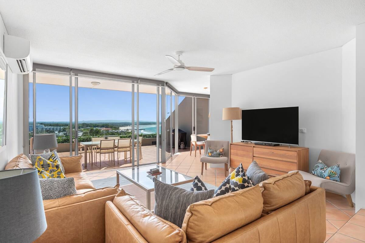 3 Bedroom Ocean View | Living area