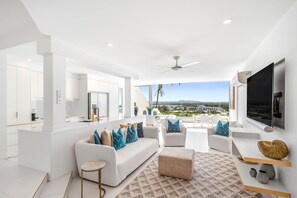 2 Bedroom Deluxe Ocean View | Aire de séjour | Téléviseur connecté de 55 po avec télévision par satellite