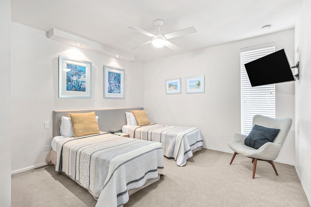 Apartment 4: 2 Bedroom Elevated Hinterland | Desk, laptop workspace, iron/ironing board, WiFi (free)