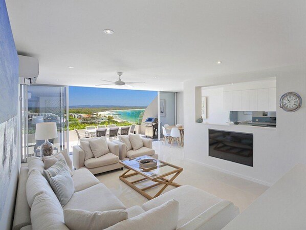 3 Bedroom Deluxe Ocean View Spa | Vardagsrum | 55-tums smart-tv med satellitkanaler