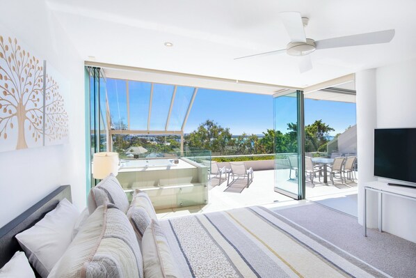 3 Bedroom Elevated Hinterland | Desk, laptop workspace, iron/ironing board, free WiFi - Number One In Hastings Street (Noosa Heads)