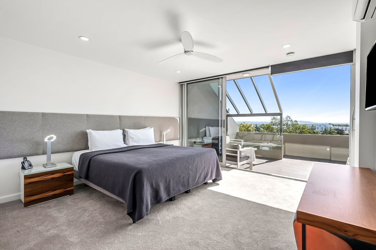 Apartment 11: 3 bedroom Ocean View | Desk, laptop workspace, iron/ironing board, free WiFi