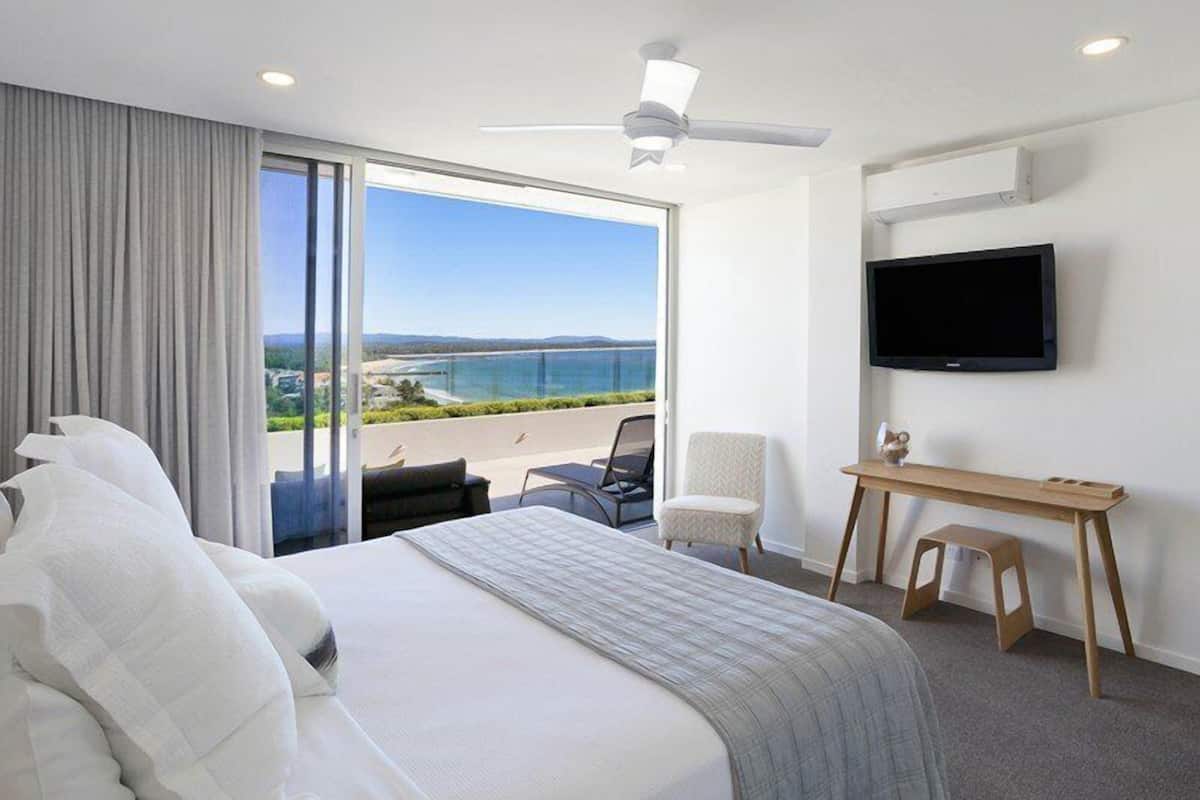 Deluxe Apartment, Ocean View | Desk, laptop workspace, free WiFi