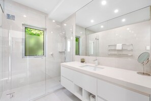 Produtos de toalete grátis, secador de cabelo, toalhas de banho 
