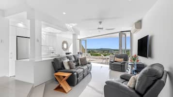 2 Bedroom Ocean View | Living area