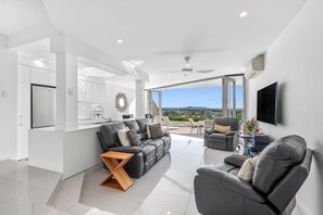 2 Bedroom Ocean View | Vardagsrum | 55-tums smart-tv med satellitkanaler