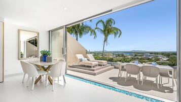 2 Bedroom Deluxe Ocean View | Dining room