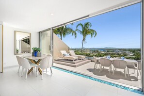 2 Bedroom Deluxe Ocean View | Dining room - Number One In Hastings Street (Noosa Heads)