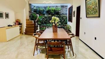 Rumah Comfort, Bebas Asap Rokok, AC | Wi-Fi gratis