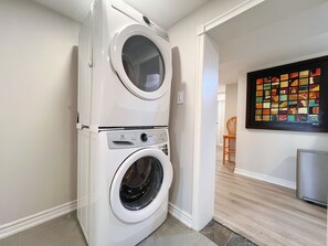 Laundry room - Cozy & Modern Ensuite Basement Rooms - Steps to Subway & Downsview Rogers Stadium (Toronto)