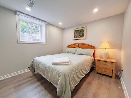 Decoración personalizada, muebles diferentes y escritorio . Cozy & Modern Ensuite Basement Rooms - Steps to Subway & Downsview Rogers Stadium