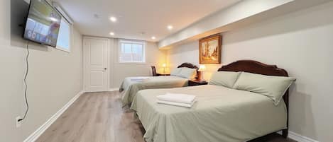 Habitación cuádruple Deluxe, 2 camas matrimoniales, baño privado | Decoración personalizada, muebles diferentes y escritorio