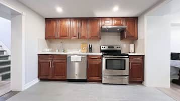 Großer Kühlschrank, Mikrowelle, Ofen, Herdplatte