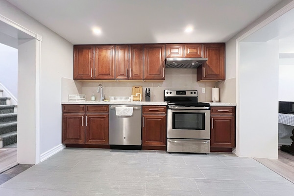 Coffee/tea maker, full-size fridge, microwave, oven
