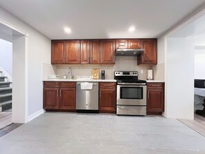 Full-size fridge, microwave, oven, stovetop - Cozy & Modern Ensuite Basement Rooms - Steps to Subway & Downsview Rogers Stadium (Toronto)