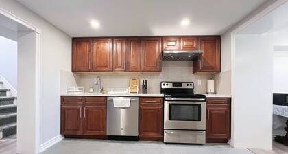 Cozy & Modern Ensuite Basement Rooms - Steps to Subway & Downsview Rogers Stadium