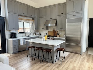 Micro-ondes, four, plaque de cuisson, lave-vaisselle