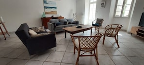 TV - Quiet Charente house with private pool (Chaniers)
