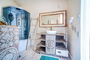 Doccia, asciugacapelli, asciugamani, sapone