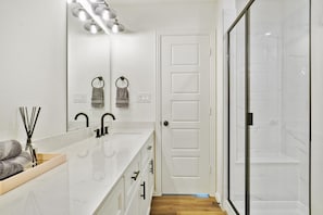 Hair dryer, towels, soap, toilet paper - Modern NEW Home Minutes from the Fort Worth Stockyards & TCU (Fort Worth)