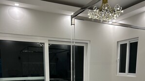 4 soverom, strykejern/-brett, internettilgang og sengetøy