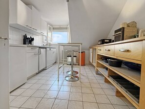 Kylskåp, mikrovågsugn, spishäll och diskmaskin
