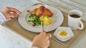 每日供应欧陆式早餐(每人 JPY 1500)