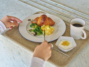 Desayuno continental diario (JPY 1500 por persona)