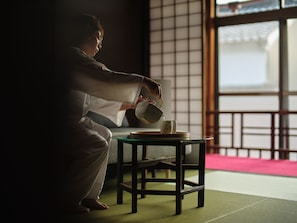 Caja de seguridad en la habitación y tabla de planchar con plancha