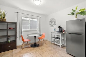 Comfort Studio, 1 Queen Bed | Private kitchenette