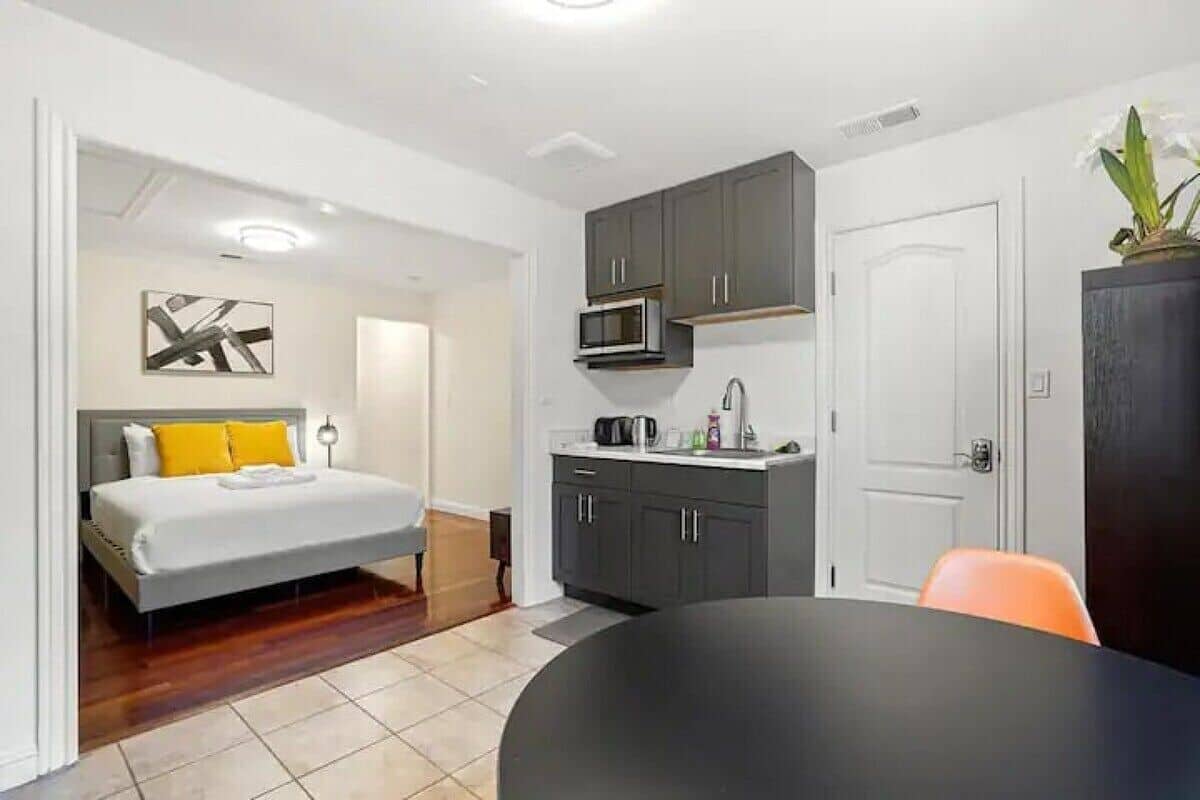 Comfort Studio, 1 Queen Bed | Iron/ironing board, free WiFi