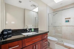 Comfort Studio, 1 Queen Bed | Bathroom