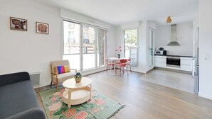 Eine moderne Wohnung mit Wohnzimmer, Essbereich und Küche.