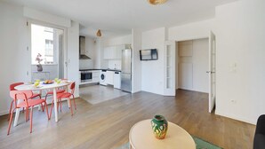 Eine moderne Wohnung mit Essbereich, Küche und Wohnraum.