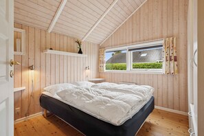 3 bedrooms, iron/ironing board, free WiFi, wheelchair access
