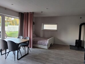 1 dormitorio, tabla de planchar con plancha, wifi y ropa de cama