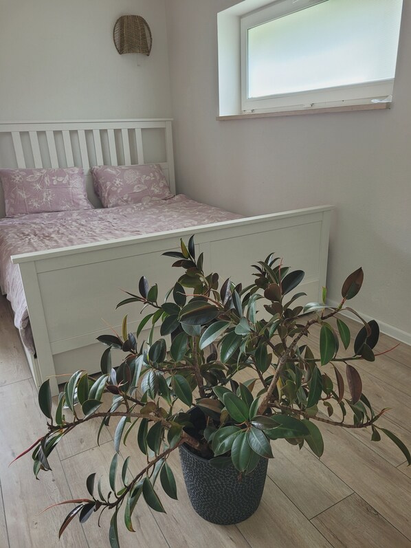 1 dormitorio, tabla de planchar con plancha, wifi y ropa de cama