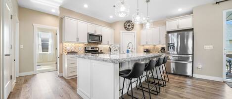 雪櫃、微波爐、焗爐、爐具