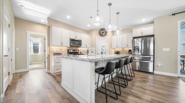 Frigorífic, microones, forn i placa de cuina 