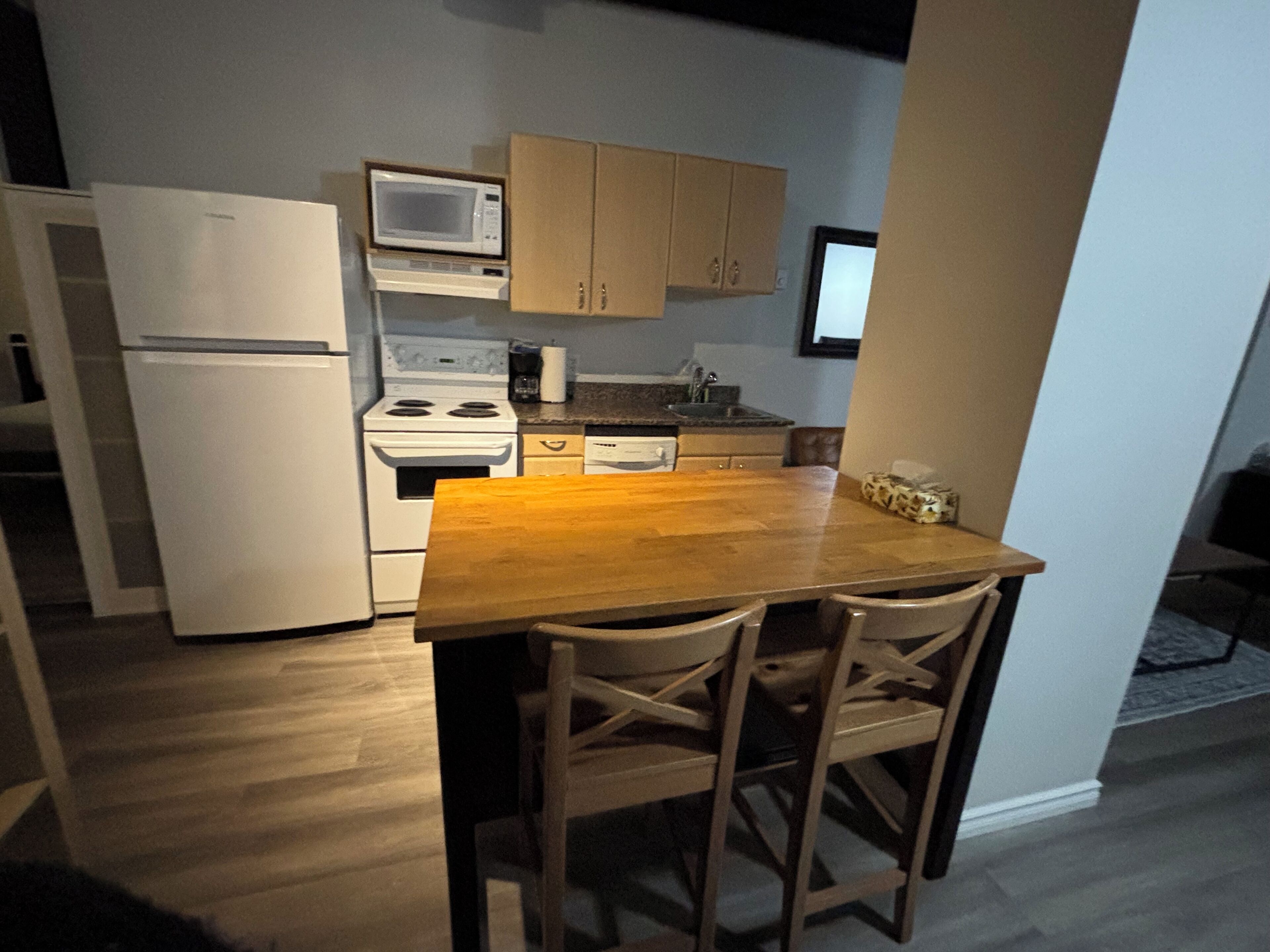 Microwave, oven, dishwasher, cookware/dishes/utensils