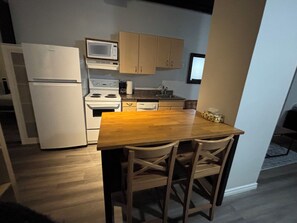 Microwave, oven, dishwasher, cookware/dishes/utensils