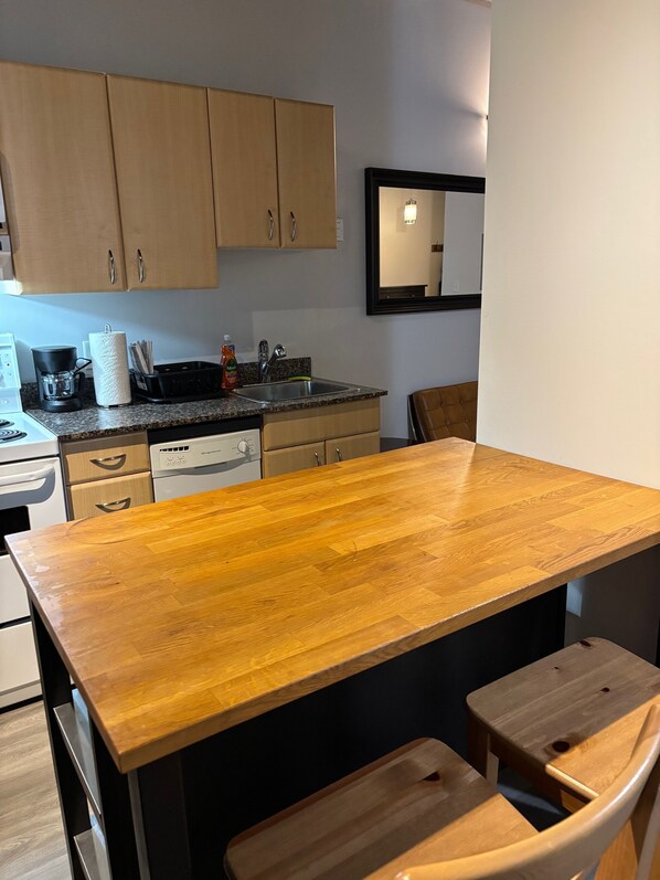 Microwave, oven, dishwasher, cookware/dishes/utensils - Downtown Edmonton Loft – Bright, Modern & Affordable (Edmonton)