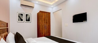 Hotel O Pari Chowk Metro Station