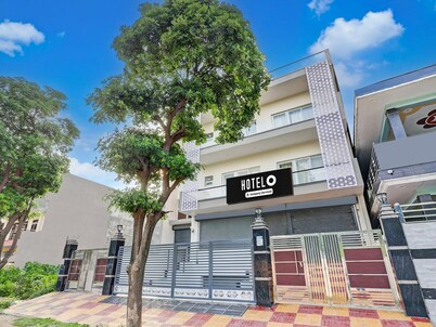 Hotel O Pari Chowk Metro Station