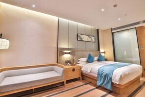 Habitación básica doble, vistas a la ciudad | Caja fuerte, escritorio, cortinas opacas y tabla de planchar con plancha