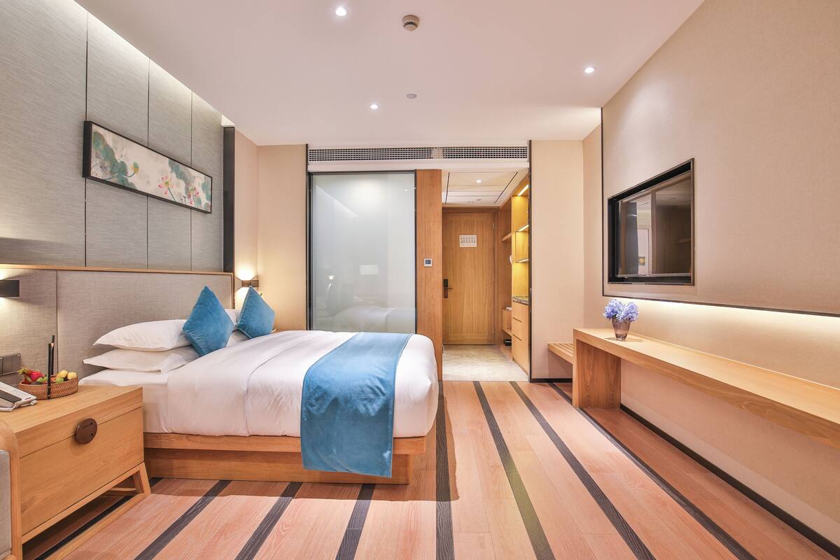 Habitación básica doble, vistas a la ciudad | Caja fuerte, escritorio, cortinas opacas y tabla de planchar con plancha