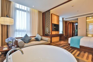 SSAW Four Seasons King Room | In-room safe, desk, blackout drapes, iron/ironing board - SSAW Boutique Hotel TianSheng QiDong (Nantong)